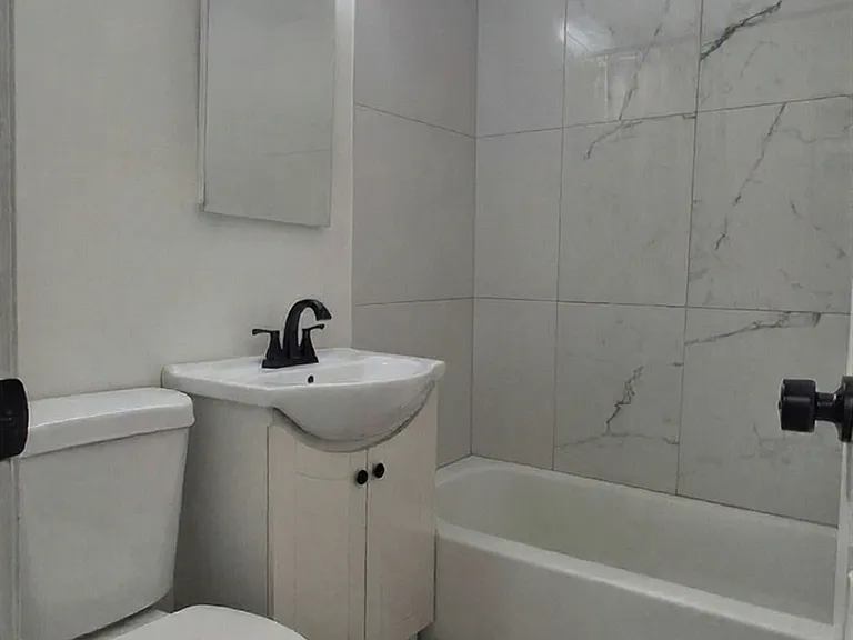 2727 N Lewis Ave — Photo 2