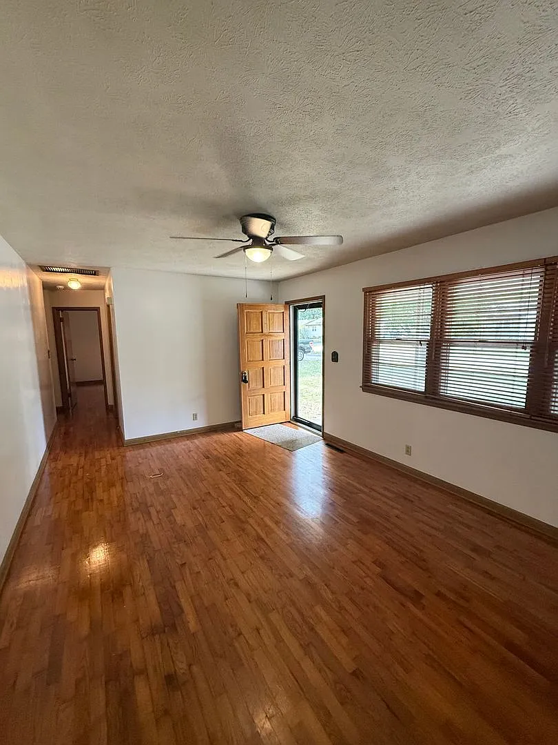 3 bedroom 1.5 bathroom with updated kitchen located in E Side of Springfield — Photo 2