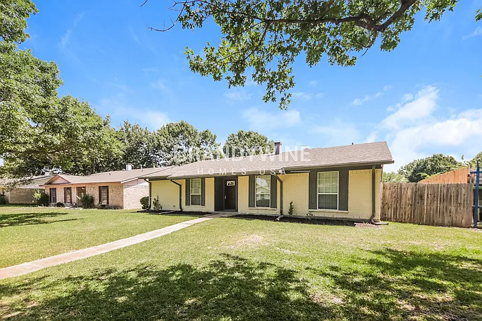 1821 Whiteoak Dr — Photo 3