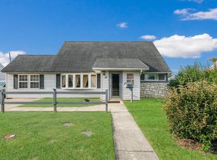 33 Macintosh Rd, Levittown, PA 19056