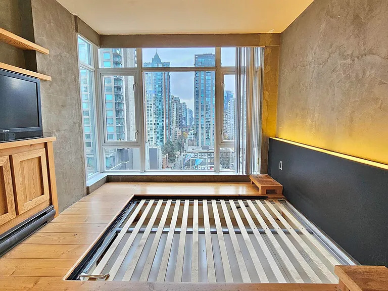 480 Robson St #906 — Photo 5