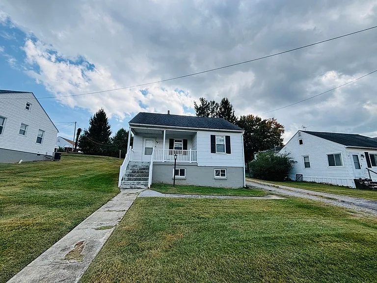 404 Radford St — Photo 1
