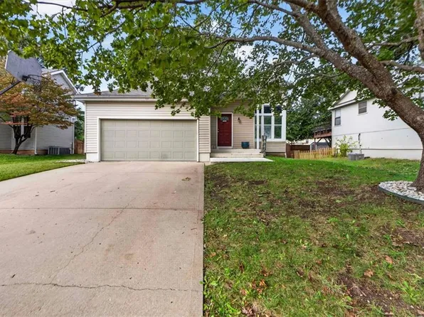 111 S Janell Dr, Olathe, KS 66061