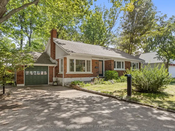 2183 Woodcrest Rd, Ottawa, ON K1H 6J2
