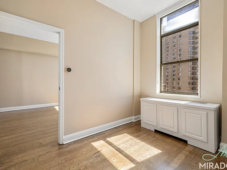 330 E 39th St #37C — Photo 12