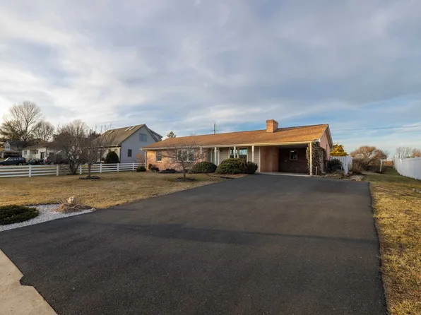 52 Skyline Ave, Stuarts Draft, VA 24477