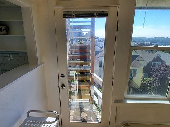 4th image of 905 Ashbury St #4