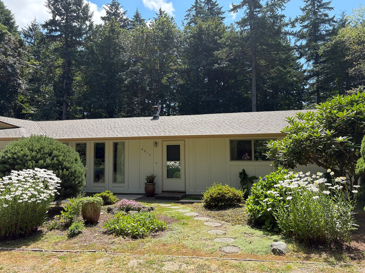 3 bed, 1172 sqft, $2,400 — Photo 2