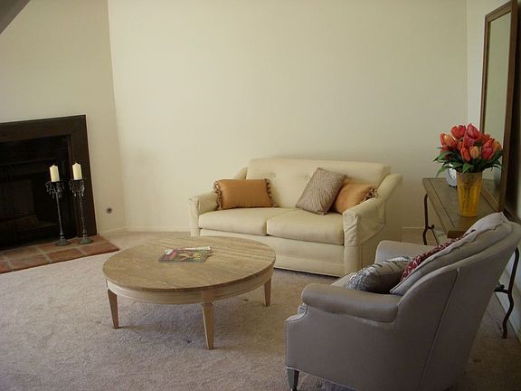 Spacious living room w/fireplace