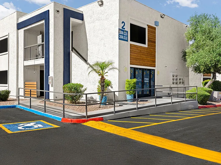 Celeste on Glendale — Photo 31
