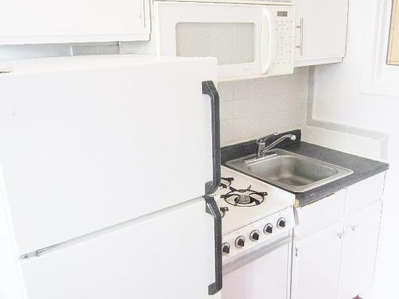 3rd image of 452 W 47th St APT 3A