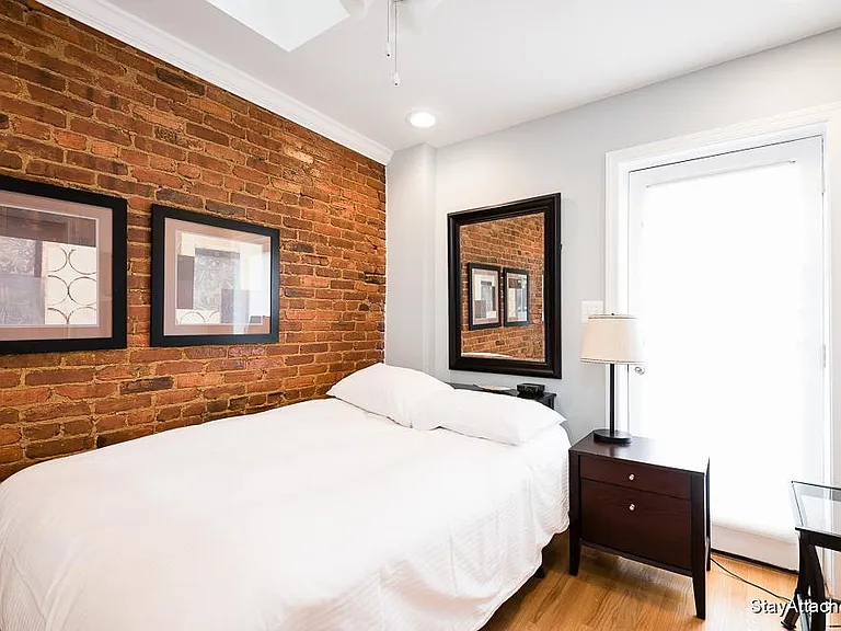 221 E St NE — Photo 18