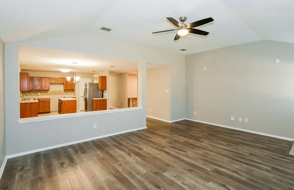4 bed, 2.0 bath, 2080 sqft, $2,600 — Photo 4