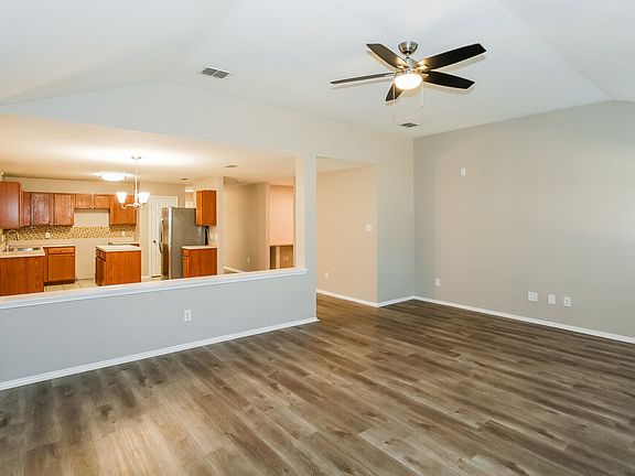 4th image of 217 Hilltop Dr
