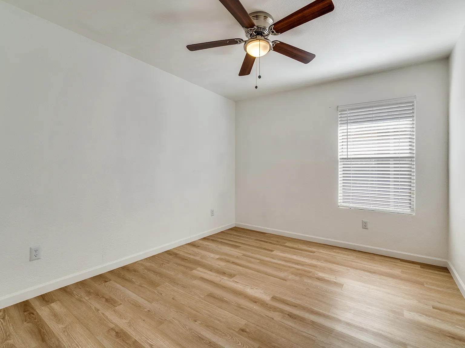4 bed, 1968 sqft, $2,550 — Photo 2