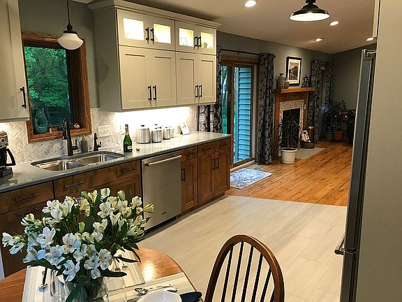 3rd image of 410 Willow Creek Dr