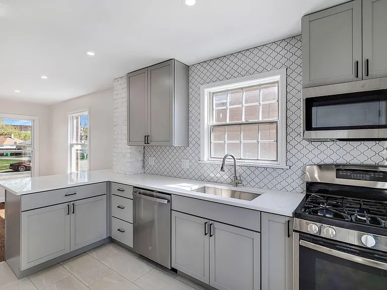 248 Adelaide Pl — Photo 9