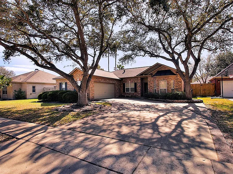 7642 Dallas St — Photo 1