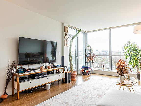 5th image of 708 Long Bridge St APT 414