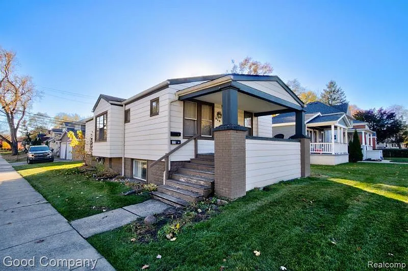 920 E Lincoln Ave — Photo 1