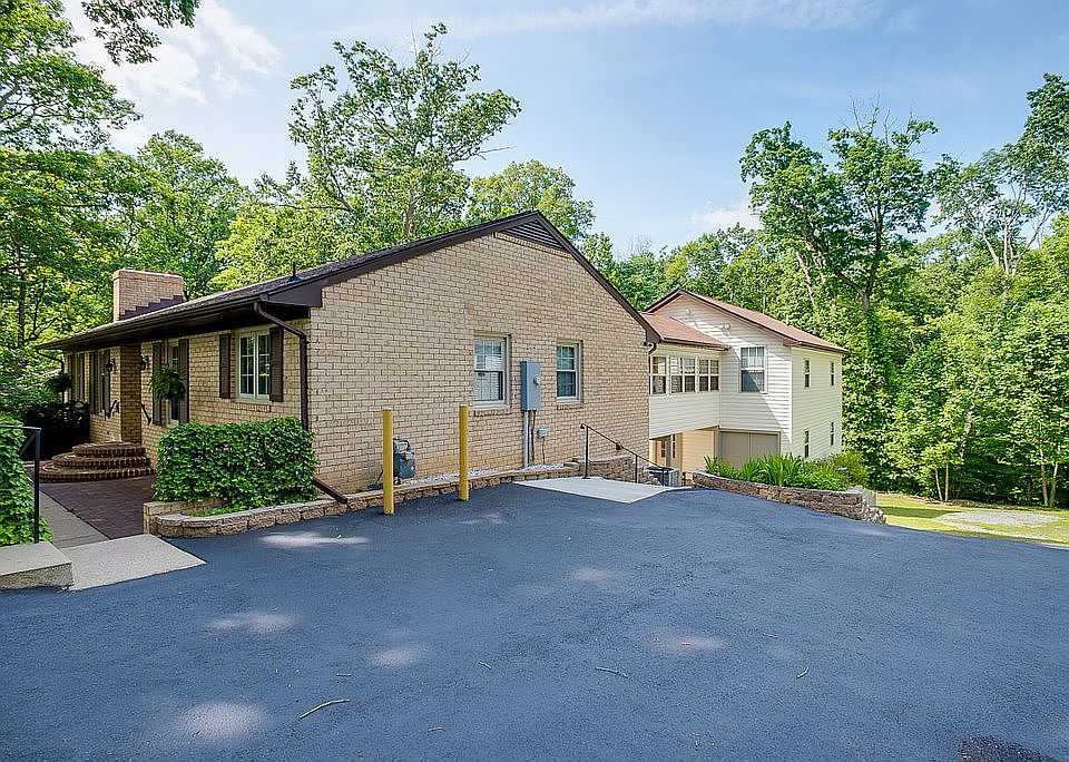 2nd image of 10 Ridgemore Cir