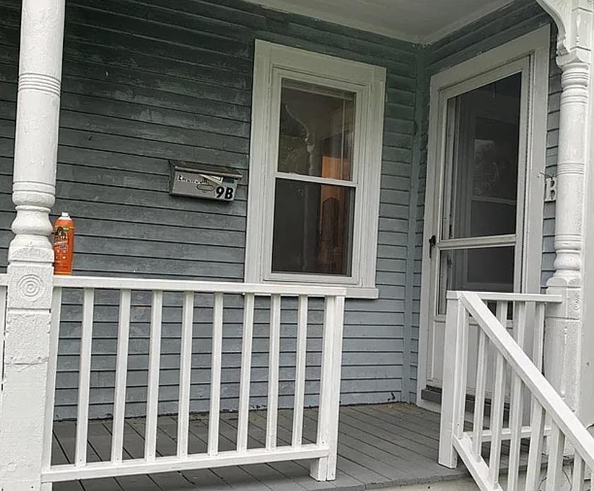Entry view from side yard