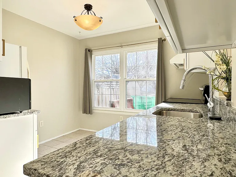 402 Carousel Ct — Photo 11