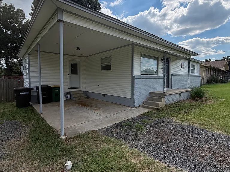 104 Cottonwood Ave — Photo 2