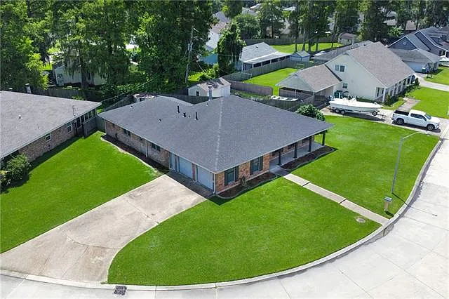 16 Parlange Dr — Photo 2