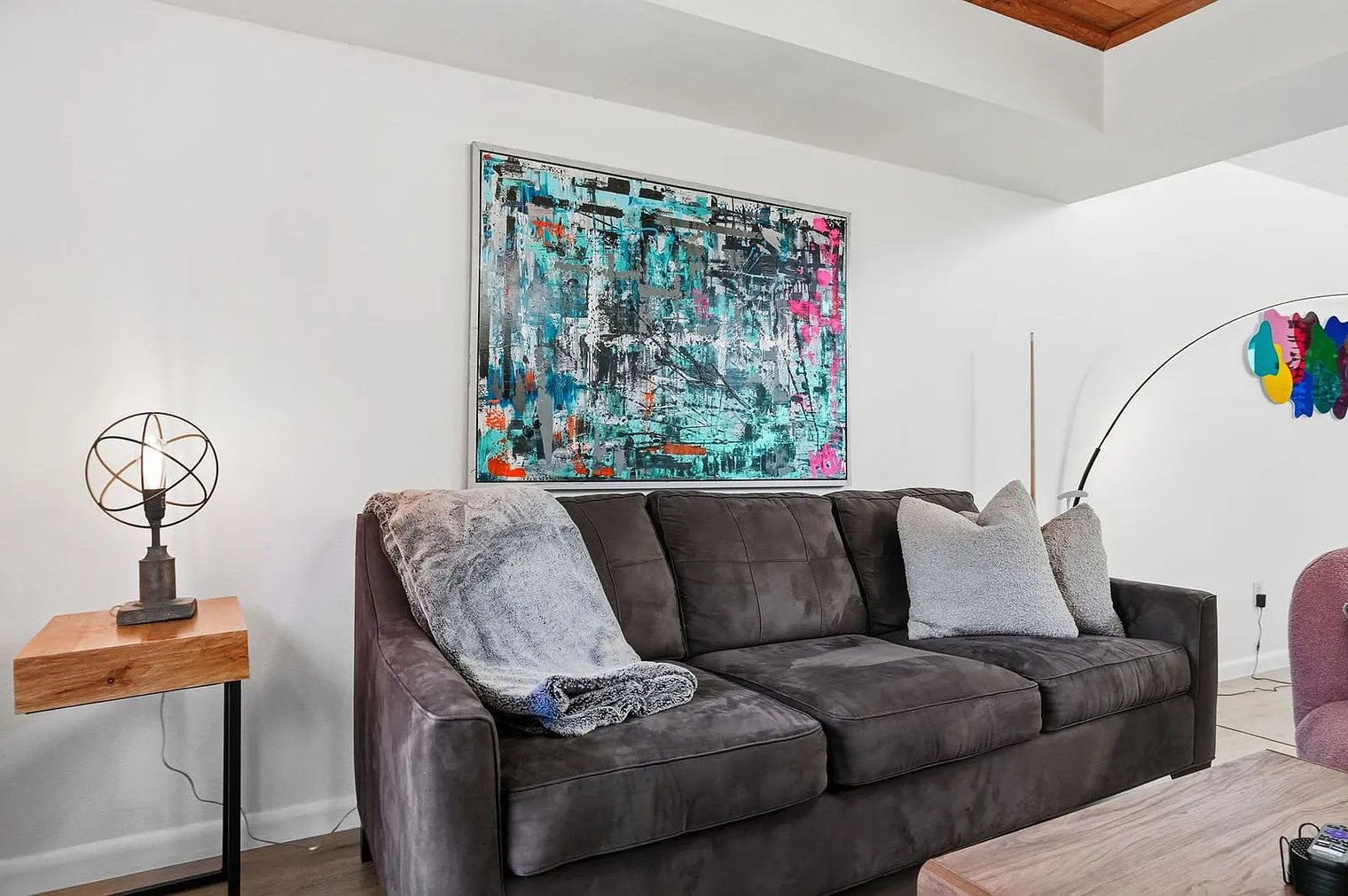 4 bed, 3.0 bath, 2303 sqft, $8,300 — Photo 4