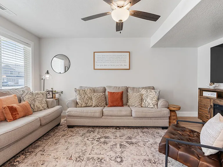 231 W Seasons Ln — Photo 16