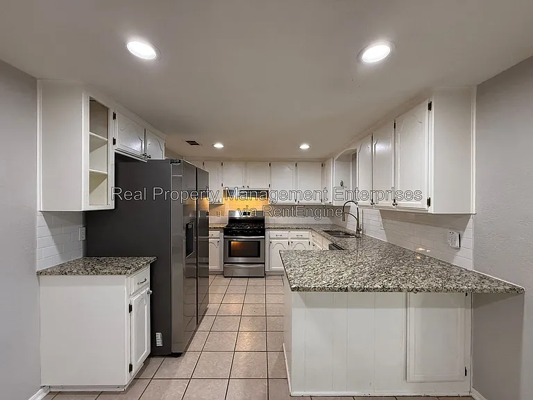 1071 Castlebury Mansion — Photo 5