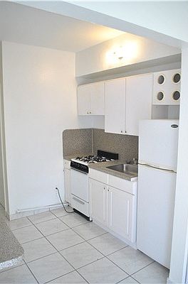 5th image of 2170 Bay Dr APT 18