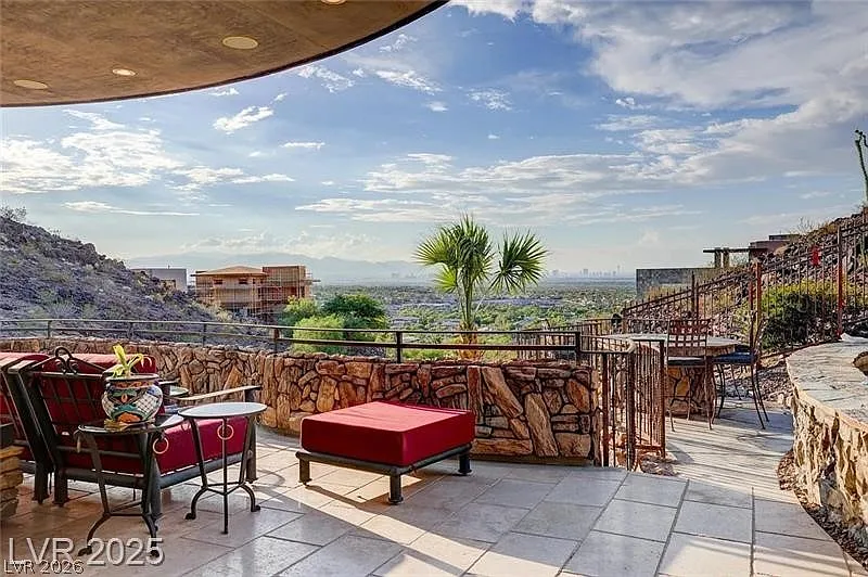 5 bed, 6.5 bath, 6995 sqft, $18,500 — Photo 3