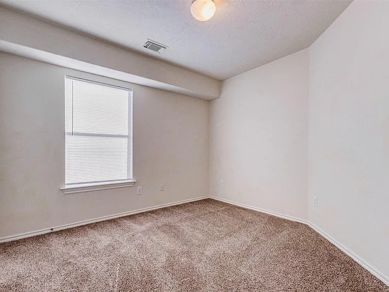 13106 Peppergate Ln — Photo 11