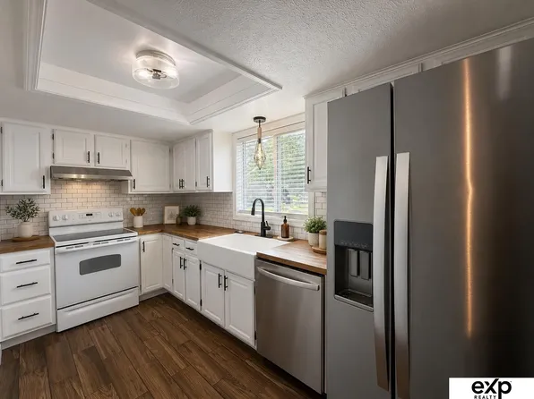 20121 Veterans Dr, Elkhorn, NE 68022