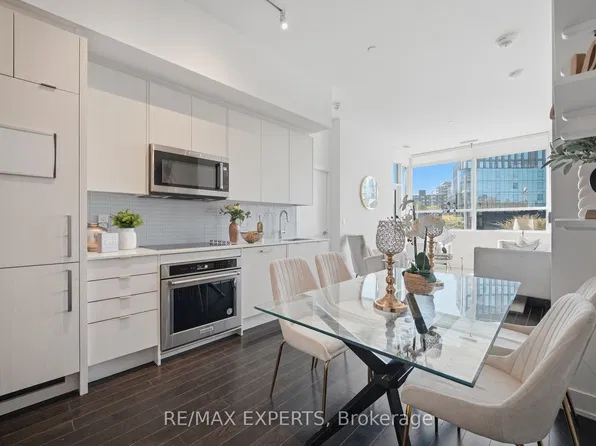 181 Bedford Rd #206, Toronto, ON M5R 0C2