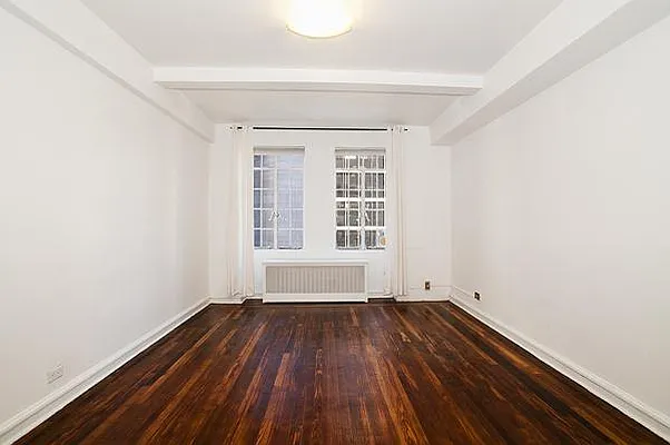 Sold by R New York | media 7