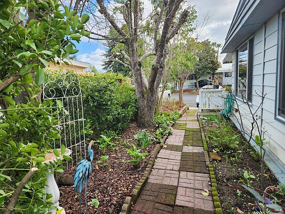 3rd image of 27 Sequoia Circle