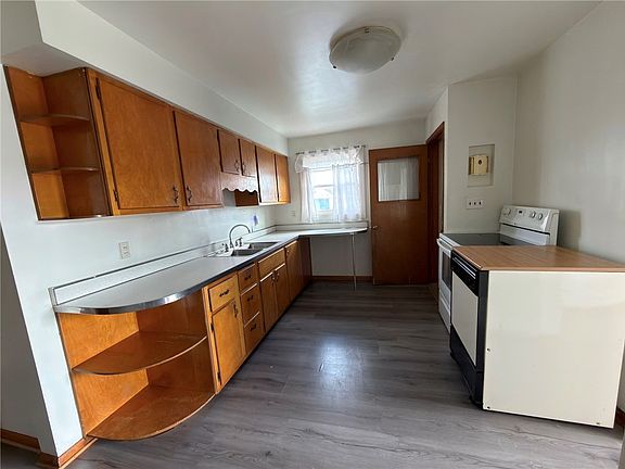 4th image of 118 Main St
