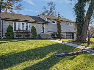 210 Summit Dr, Cranston, RI 02920