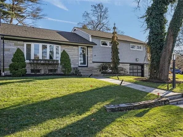 210 Summit Dr, Cranston, RI 02920