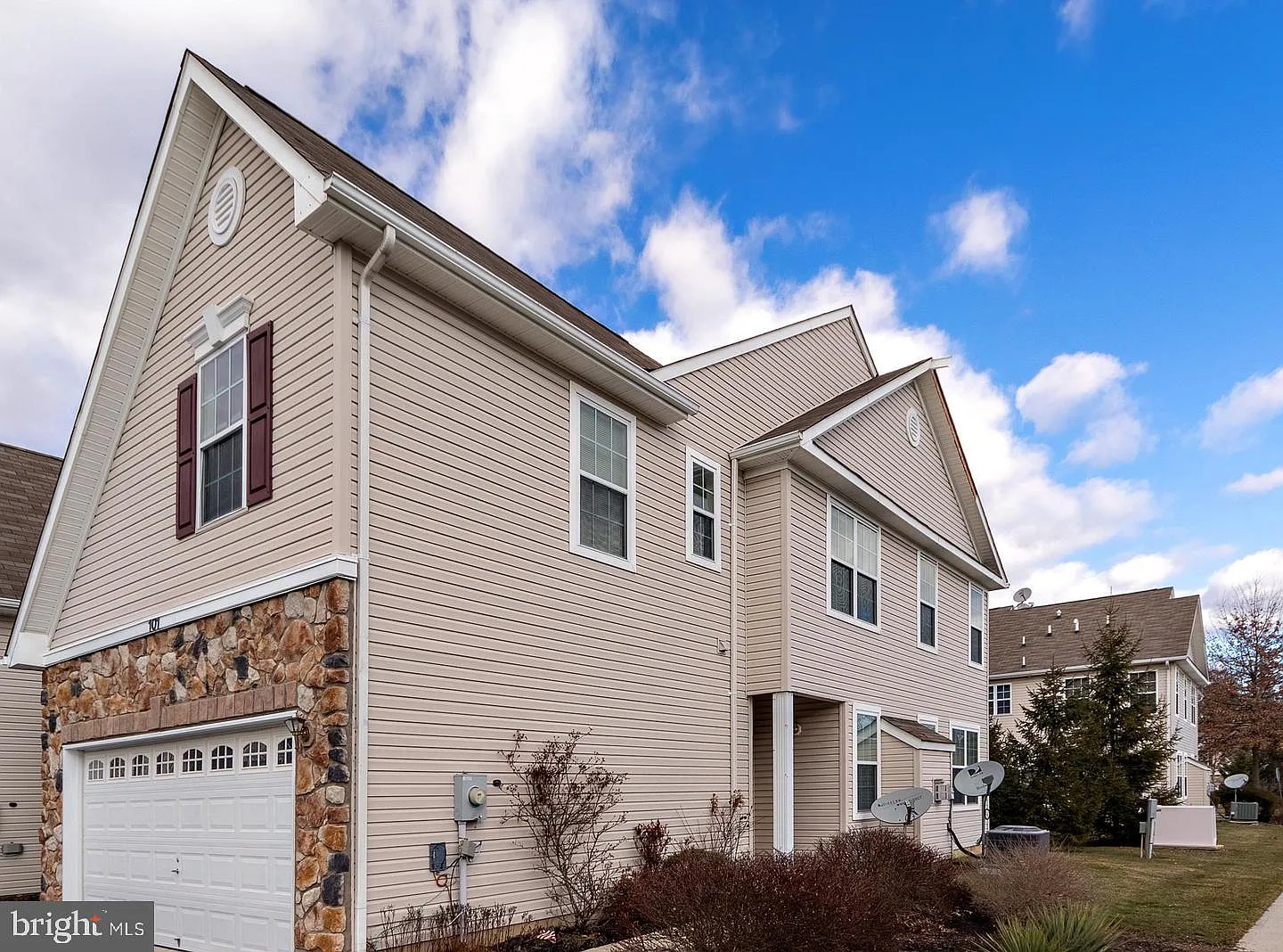 3 bed, 2.5 bath, 1690 sqft, $3,200 — Photo 2