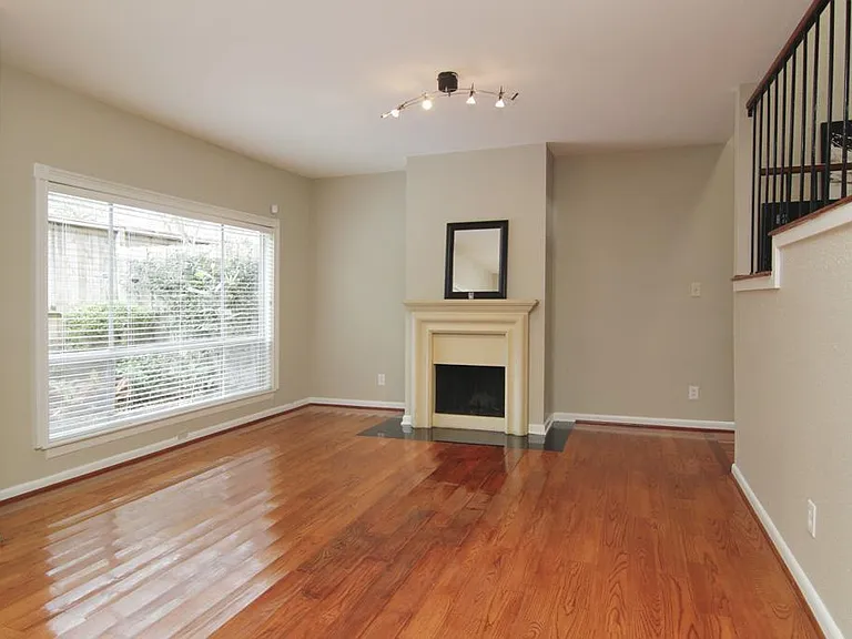 1300 Augusta Dr #32 — Photo 3