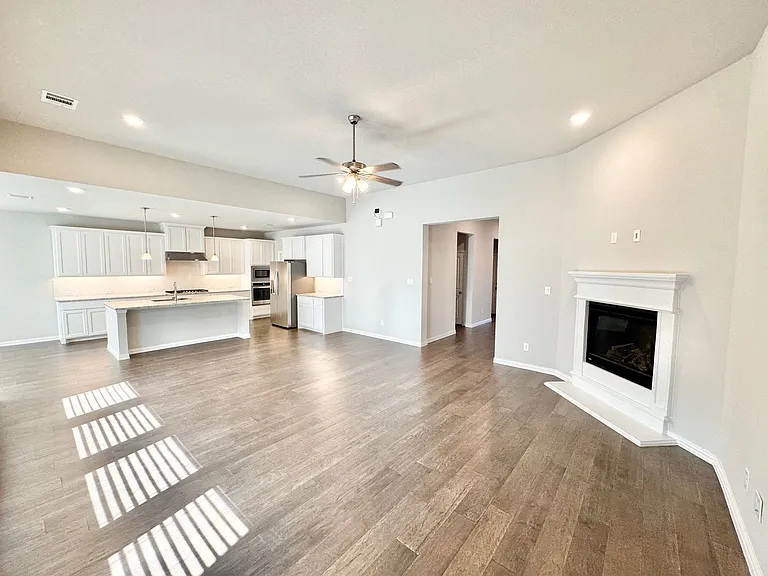 809 Uplands Dr — Photo 3
