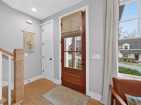 4th image of 605 W End Cir