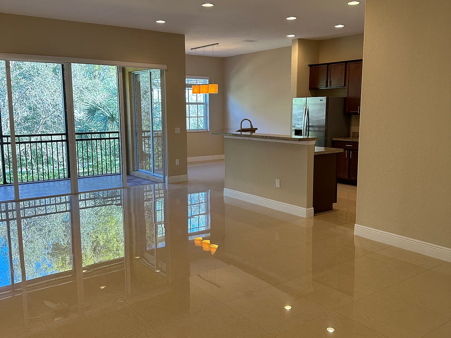 Beautiful Townhouse in Parkland — Photo 4