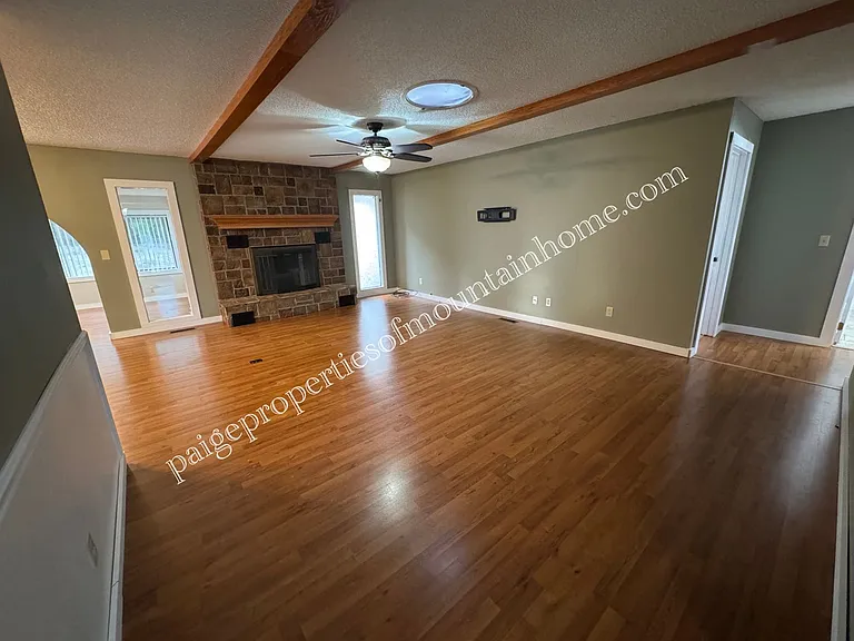 106 Parkview Cir — Photo 1