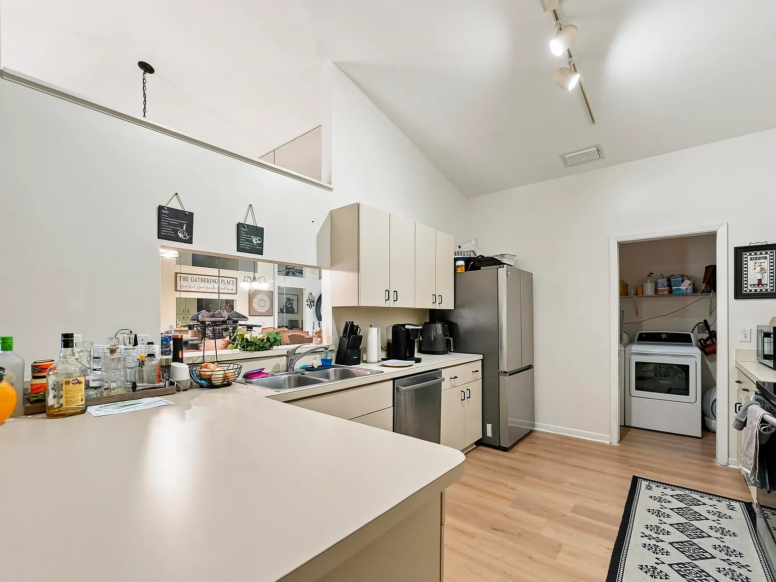 3 bed, 2.0 bath, 1569 sqft, $3,000 — Photo 4