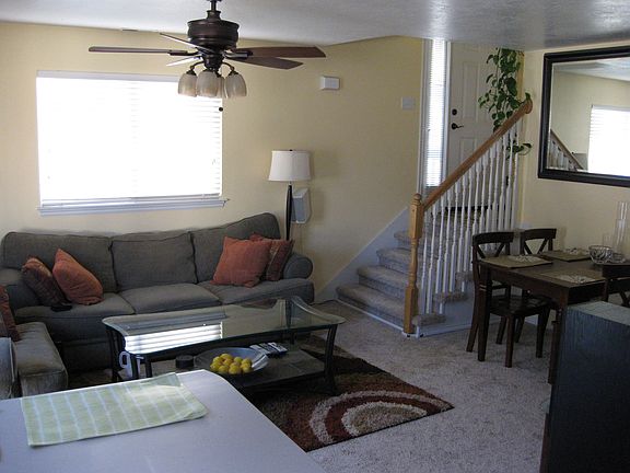2nd image of 914 E Grape Ivy Way